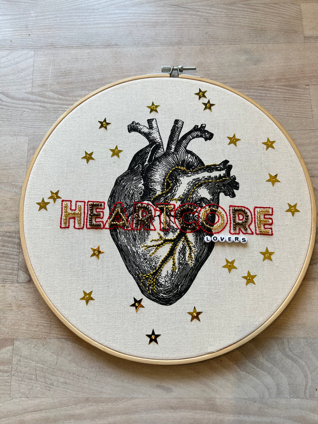 Heartcore lovers - vægbroderi - Mads Dinesen Studio