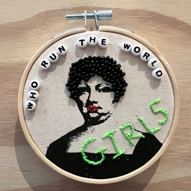 Who run the world girls - vægbroderi - Mads Dinesen Studio